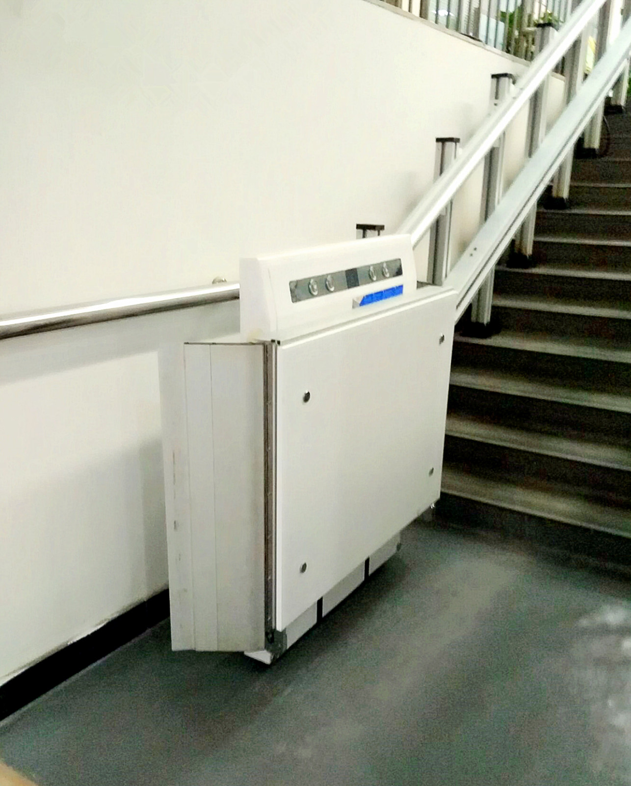 QQ圖片20170531173315_副本23.jpg 斜掛式升降平臺(tái)